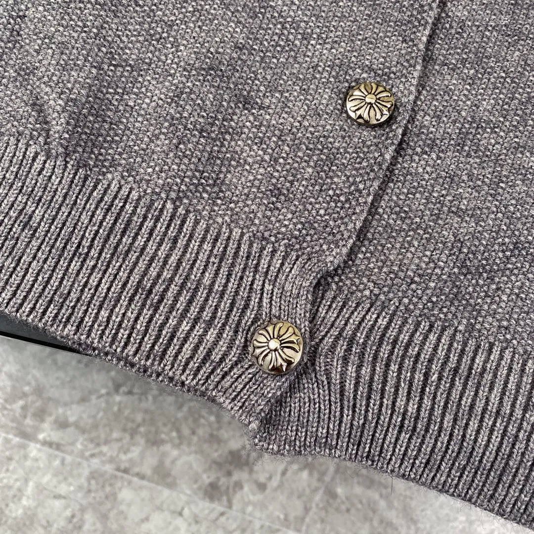 P280 ChromeHearts popular Chrome Hearts CH Sanskrit horseshoe cross embroidery button cardigan jacket raglan sleeve sweater, contrasting color splicing raglan round neck knitted sweater, unique knitting texture, soft and skin-friendly, classic pattern embroidery on the front and back. Retro chic. The contrasting color raglan sleeve design and the thick stitching craftsmanship at the joints make it look great when worn alone or layered! The fit is loose and slimming! Fashionable patchwork colored sweater, colorfully intertwined, with clear layers, warm and slimming. Whether worn alone or layered, you can easily control various styles and show your personal charm. The raglan sleeves are shoulder-width in contrasting colors and have ultra-detailed embroidery on the front and back, giving it a casual street feel. It looks great when worn alone! The sleeves are designed with contrasting colors and seams, and the round neck style reveals the neck and flatters the face shape! Wool blend knitted fabric, soft, comfortable and warm to the touch. Contrasting color design➕Loose fit, not flattering on your body shape and slimming, not to mention how easy it is to wear! Basic, versatile and fashionable classic! Black and white are versatile! Black and gray high-end! Couples get involved!  Color: black and white/black gray Size: S~M~L